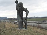 Neznámý vandal poničil sousoší u dálnice D1 poblíž Lipníku nad Bečvou.