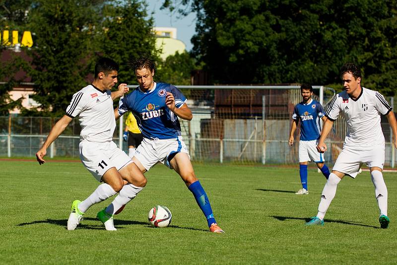 Fotbalisté Přerova (v modrém) proti rezervě 1. HFK Olomouc.