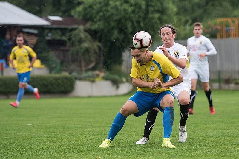 Fotbalisté Kozlovic (ve žlutém) proti Strání.