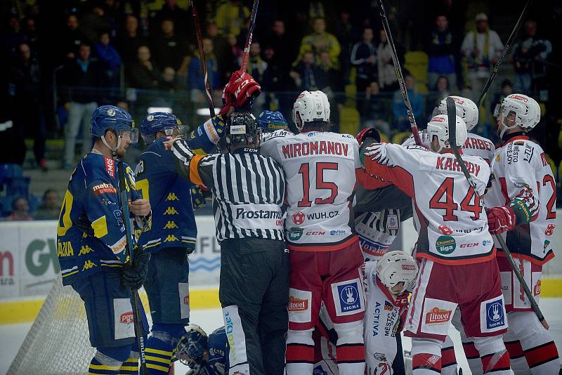 Hokejisté Přerova (v modrém) porazili v domácím derby Prostějov 4:3 po samostatných nájezdech