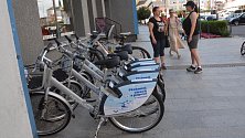 V Přerově se objevily stojany na sdílená kola. Lidé si mohli nová kola vyzkoušet na Masarykově náměstí. 29. 6. 2023