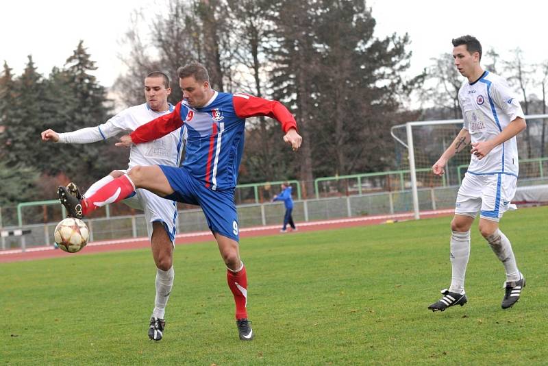 Fotbalisté přerovské Viktorie (v bílém) proti Blansku Petra Švancary.