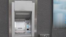 Neznámý pachatel přelepil lištou na bankomatu v Přerově okénko na vydávání peněz