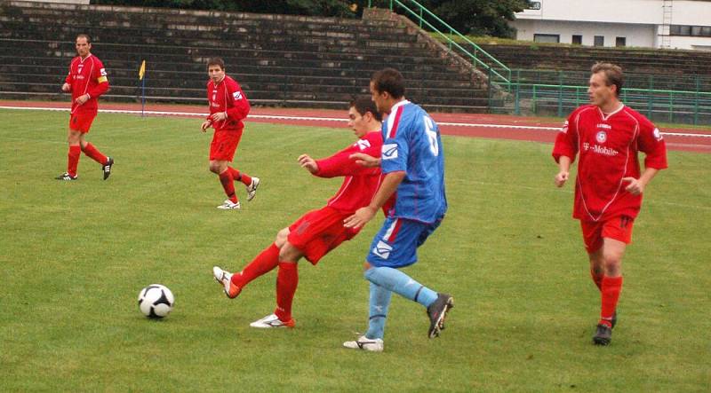 Zápas krajského přeboru mezi Přerovem (v modrém) a Želatovicemi v sezoně 2010/11