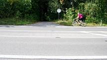 V Lipnické ulici v Přerově, kde došlo k tragické nehodě, si krátí cestu přes frekventovanou silnici cyklisté i chodci.