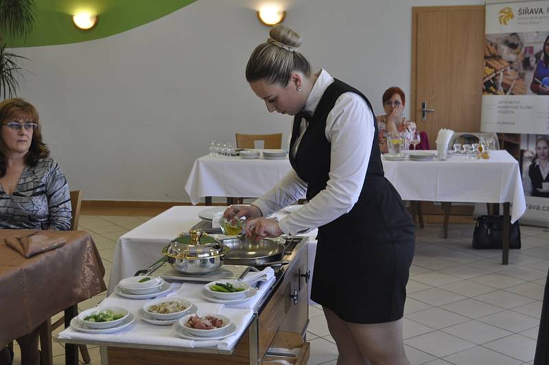 Své síly si poměřili ve čtvrtek v přerovské restauraci Bečva mladí kuchaři a číšníci z Čech a ze Slovenska.