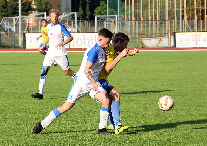 Úvodní kolo divize E nabídlo derby v Přerově mezi domácí Viktorkou (v bílém) a Kozlovicemi.