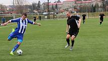 Fotbalisté SK Hranice (v pruhovaném) porazili Kozlovice 1:0. Adam Kušner (vlevo).