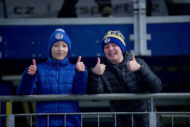 Zubři (ve žlutém) se s rokem 2019 rozloučili výhrou 4:1 nad Slavií Praha