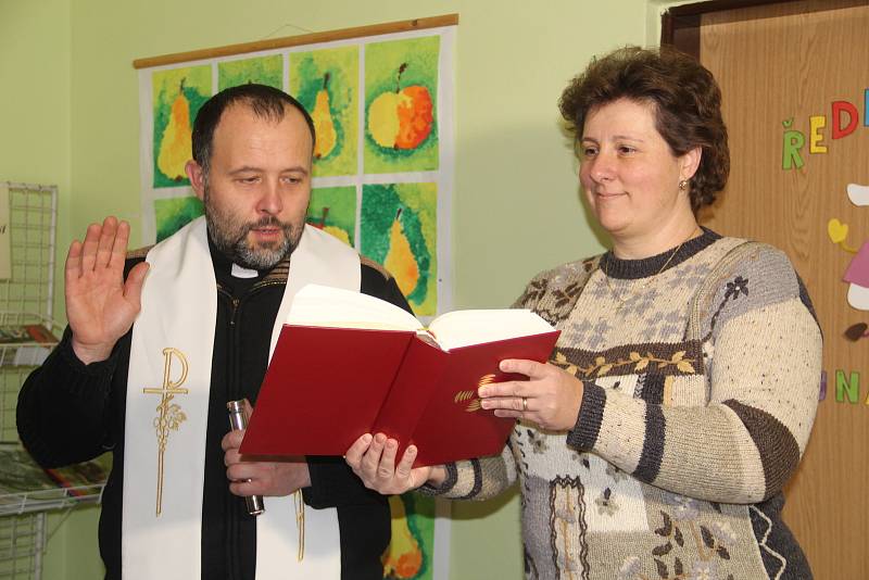 Tříkráloví koledníci vyrazili v pátek do ulic Přerova. V centru Sonus jim požehnal děkan přerovské farnosti Josef Rosenberg.