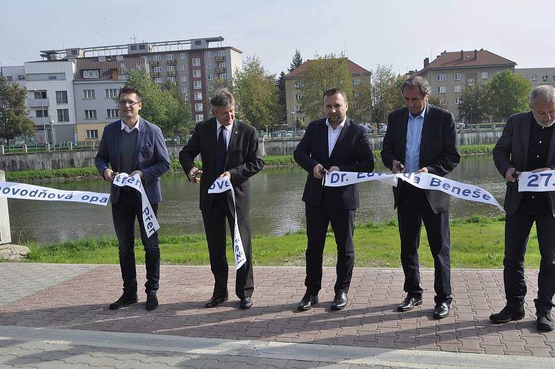 Novou protipovodňovou zídku na nábřeží Edvarda Beneše v Přerově slavnostně "pokřtili" ministr zemědělství Marian Jurečka, zástupci Povodí Moravy, vedení města a zhotovitele.