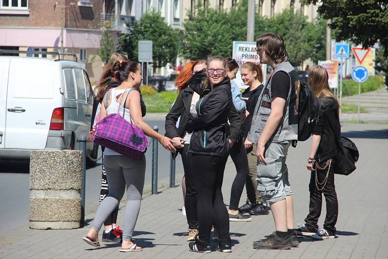 Jak co nejrychleji opustit školu v případě ohrožení si v pátek dopoledne vyzkoušeli studenti Střední školy gastronomie a služeb na Šířavě v Přerově.  Součástí byla i beseda s hasiči v přerovském kině Hvězda.