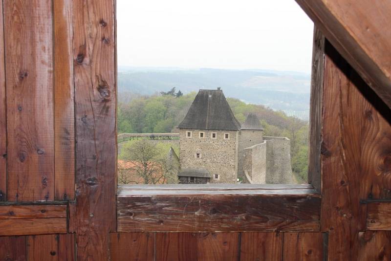 Turistická sezona na Helfštýně právě začala - brány této středověké památky se v sobotu otevřely návštěvníkům, kteří si mohli prohlédnout historickou mincovnu a expozici archeologie, nebo si užít nádherný výhled z věže.  