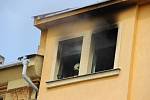 Požár, ke kterému došlo v jednom z bytů domu v Komenského ulici, hasily v pátek po jedenácté hodině dopoledne čtyři jednotky.