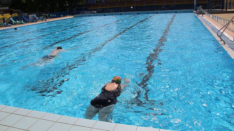 Venkovní bazén Plaveckého areálu v Přerově se v pondělí 31. května otevřel veřejnosti. Možnosti zaplavat si ale využilo jen málo lidí.