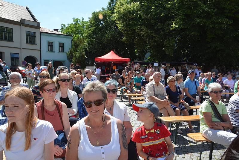 Folklorní festival v Přerově se vydařil. V hlavním programu na Horním náměstí se v sobotu odpoledne vystřídalo několik souborů, 11. 6. 2022