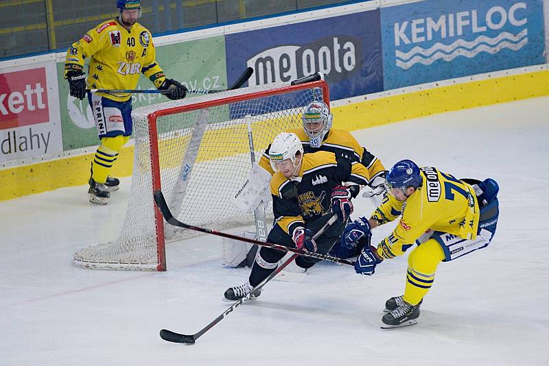 Hokejisté Přerova (ve žlutém) sestřelili Kadaň 8:2. Foto: Deník/Jan Pořízek