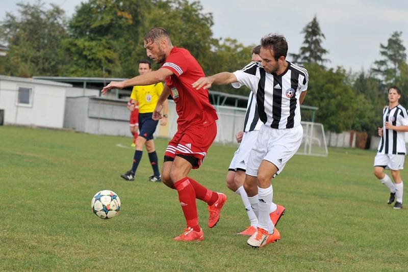 Fotbalisté Želatovic (v pruhovaném) proti Kralicím na Hané