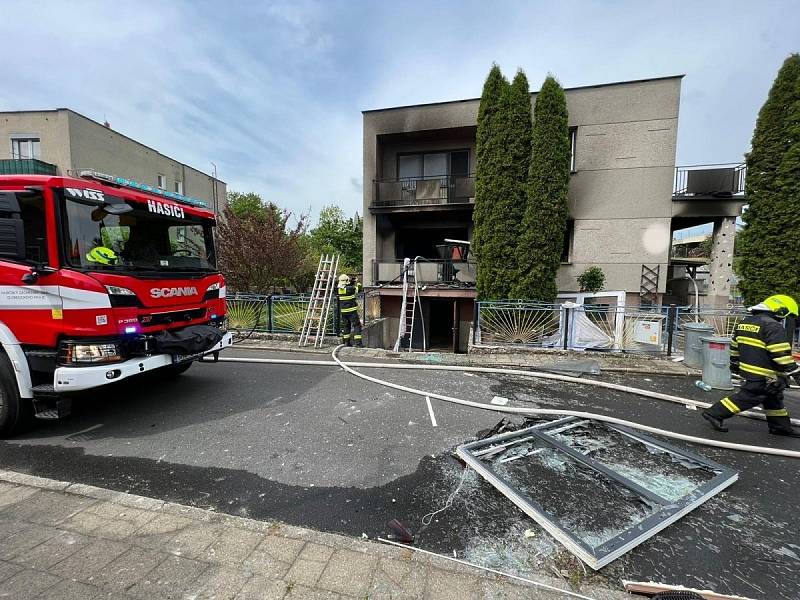Hasiči zasahují u požáru rodinného domu v Lipníku nad Bečvou, 13. 5. 2022