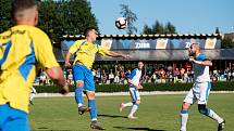 Fotbalisté FK Kozlovice (ve žlutém) v derby s přerovskou Viktorií