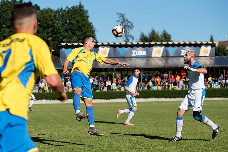 Fotbalisté FK Kozlovice (ve žlutém) v derby s přerovskou Viktorií