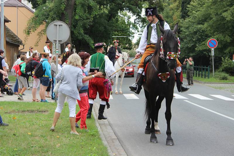 Velkolepý průvod krojovaných Hanáků městem a Ječmínkova jízda králů - takový byl vrchol Kojetínských hodů, které trvaly tři dny. Průvod si nenechaly ujít stovky místních lidí.