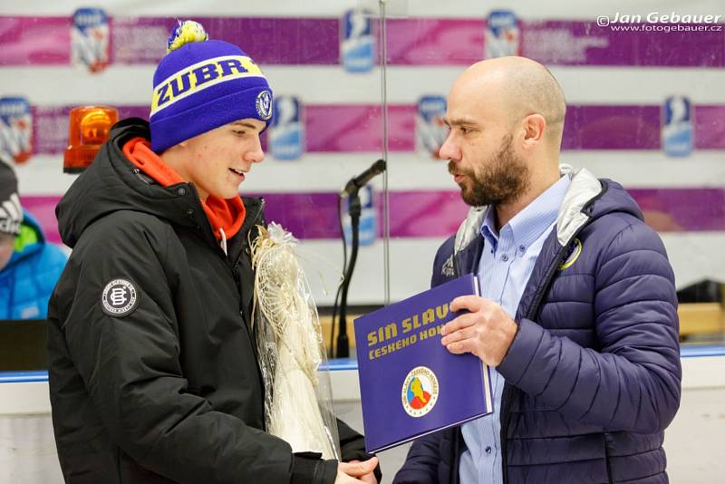 Stanislav Svozil nejmladší přijímá cenu od sportovního manažera mládeže klubu Vladimíra Kočary.