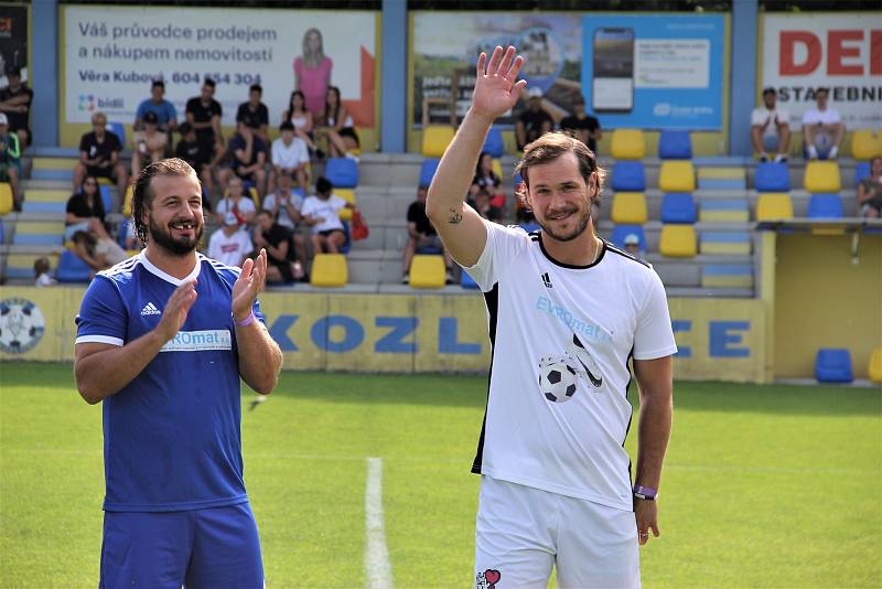 Benefiční fotbalové utkání Na Dětech Záleží. Tým Martina Zaťoviče (v modrém) proti týmu Tomáše Kundrátka (v bílém). Martin Zaťovič a Tomáš Kundrátek