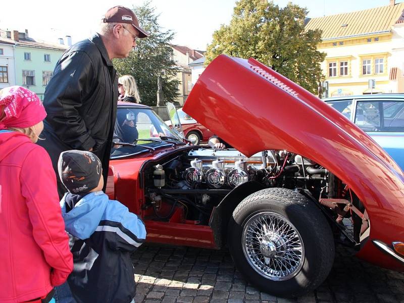 Spanilá jízda veteránů na závěr sezony vyjela z Lipníku nad Bečvou na Svatý Kopeček