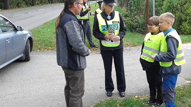 Rychlost řidičů aut v Kojetíně kontroloval policisté spolu se žáky základní školy. 