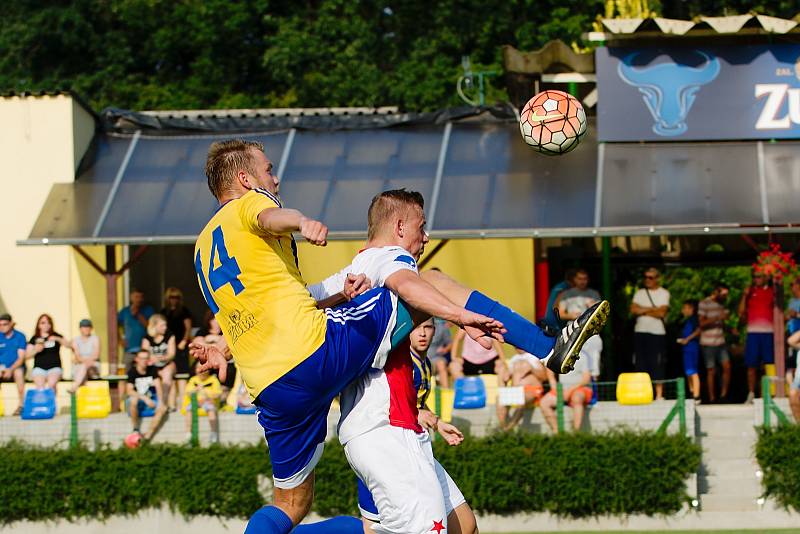 Fotbalisté Kozlovic (v pruhovaném) v pohárovém utkání s třetiligovou Kroměříží