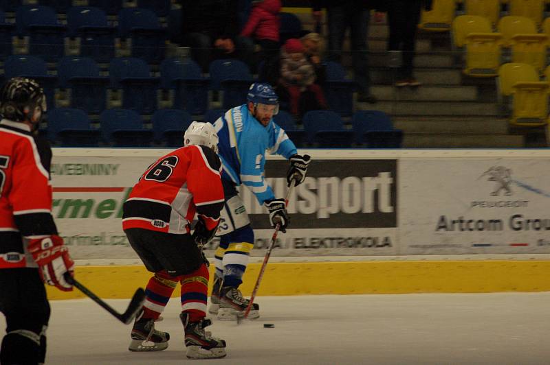 Lékaři z Nemocnice Přerov (v modrobílé) a Fakultní nemocnice u Svaté Anny v Brně se utkali v přátelském utkání. Foto: Deník/Ivan Němeček