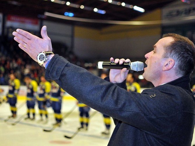 Pavel Novák mladší zpívá hymnu před finále 2. hokejové ligy v roce 2014.