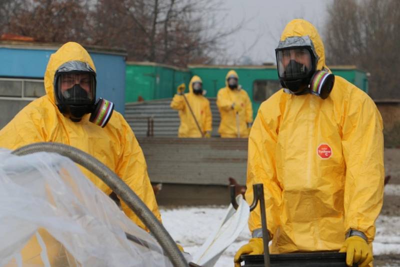 Na likvidaci chovu drůbeže v Lověšicích, kde vypukla ptačí chřipka, se v sobotu podíleli pracovníci Krajské veterinární správy v Olomouci spolu s hasiči.