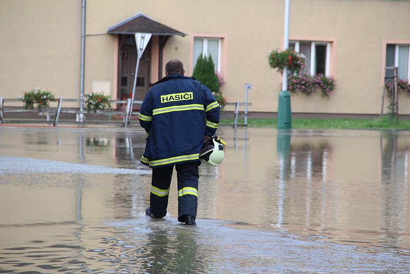 Voda z Olešnice zaplavila v noci na čtvrtek 15. října 2020 několik ulic v Brodku u Přerova. Pod vodou se ocitlo asi dvacet domů a hasiči odčerpávali laguny, které se zde vytvořily.