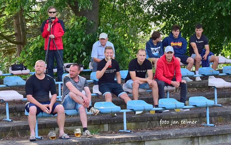 Fotbalisté Brodku u Přerova (v červeném) v přátelském utkání s Všechovicemi