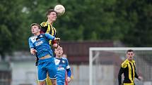 Fotbalisté 1. FC Viktorie Přerov (v modrém) proti FK Nové Sady v přátelském utkání.