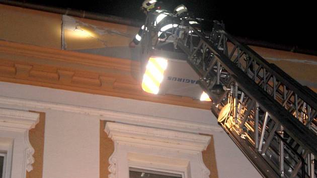 Hasiči zasahovali v pátek vpodvečer také v ulici Dr. Skaláka v Přerově, kde hrozil pád uvolněného stavebního materiálu z domu.