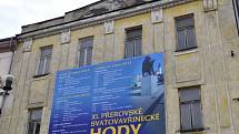 Hody nebo Vánoce – ideální příležitost, jak alespoň na chvíli přikrýt plachtou s kulturním programem zchátralou fasádu budovy na náměstí T. G. Masaryka přímo vedle Městského domu.