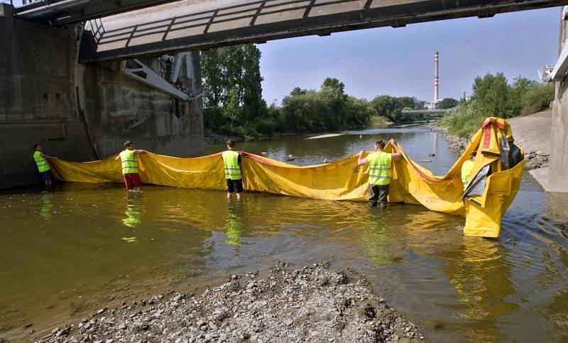 Zkouška čtyř typů protipovodňových zábran na jezu v Přerově