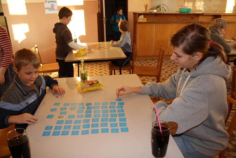 Téměř dvacítka obyvatel Rakova se sešla, aby se zúčastnila třetího ročníku Turnaje v pexesu.