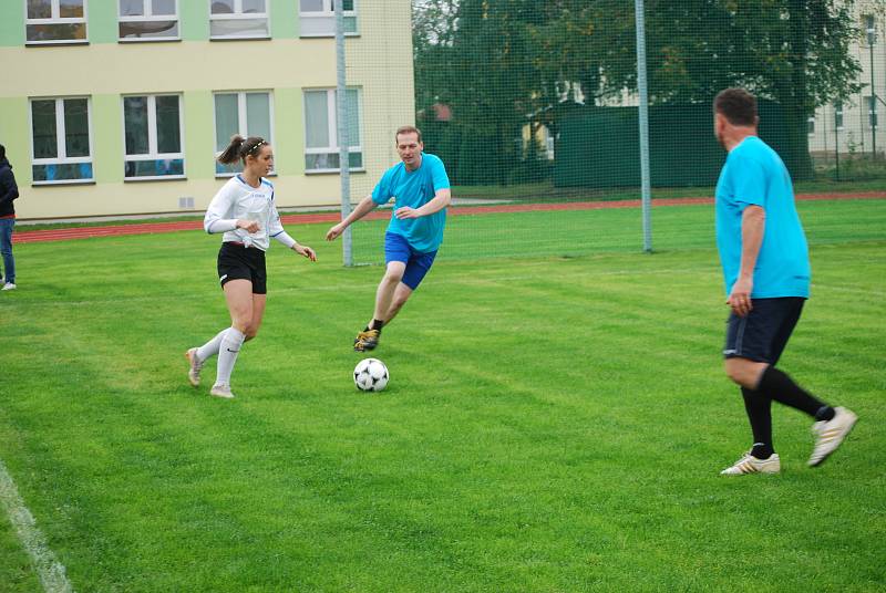 Součástí slavnostního otevření nového sportoviště na Základní škole Za mlýnem v Přerově bylo i fotbalové utkání. Na pažitu si to rozdali přerovští radní s fotbalovými osobnostmi, které prošly školou.