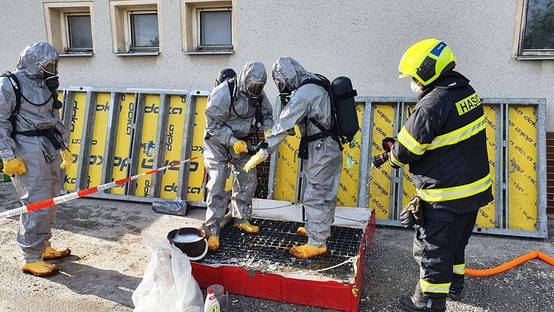 Následky úniku zhruba tisíc litrů síranu železitého v průmyslovém areálu v Lobodicích likvidovali profesionální hasiči z Přerova a Kojetína. 10. 6. 2021