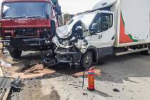 Dva lidé se zranili při střetu dvou nákladních aut s osobním. Ke kolizi došlo v úterý v ulici 9. května v Přerově. Foto: HZS Olomouckého kraje
