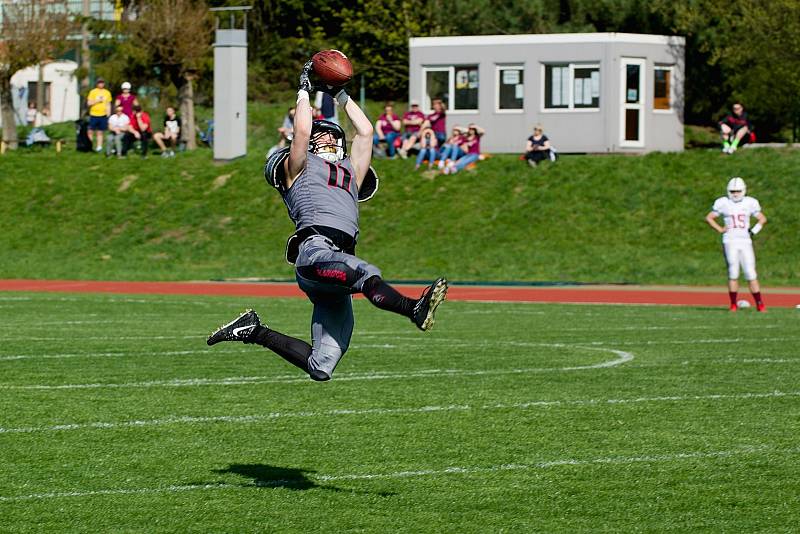 Přerov Mammoths (v bílém) vs. Vysočina Gladiators ve 2. lize amerického fotbalu.