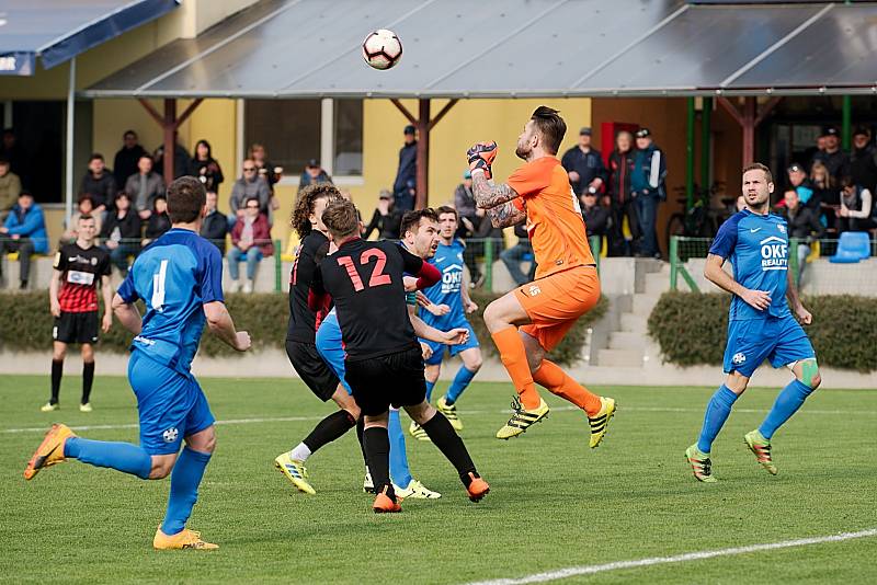 Fotbalisté Kozlovic (v modrém) proti B-týmu Opavy