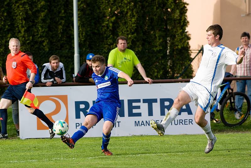 Fotbalisté Všechovic (v modrém) v domácím utkání proti 1. FC Viktorie Přerov.