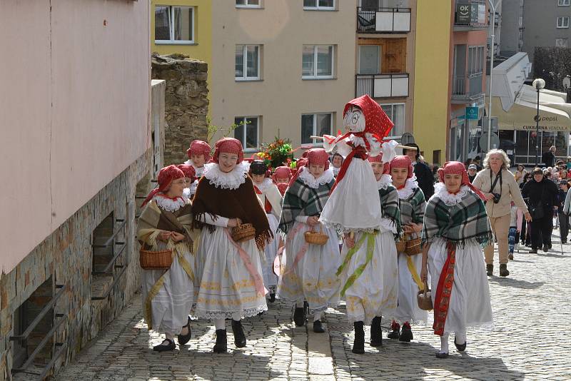 Vhozením smrtky do řeky Bečvy se děti z Folklorního souboru Trávníček rozloučily se zimou. Tradiční vynášení smrtky přilákalo v neděli dopoledne do centra Přerova davy lidí.