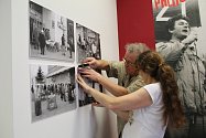 Přerov sametový - výstava ke 30. výročí sametové revoluce v přerovské výstavní síni Pasáž. (Foto z instalace výstavy)