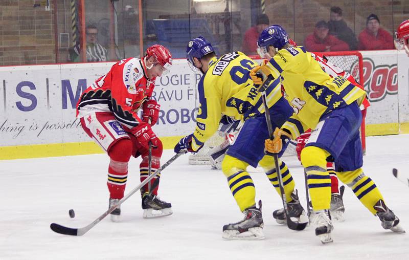 Vyhecované derby přineslo hned dvacet vyloučení a šest branek. První duel předkola ze začátku vypadal na jasnou záležitost. Prostějov vedl 2:0. V polovině zápasu, ale Přerov během dvou minut a dvanácti sekund stav otočil na 3:2 a výhru už nepustil.